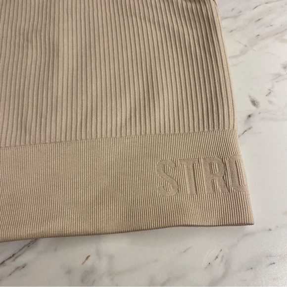 Stronger rib knit seamless crop top designed in Sweden athletic wear - Picture 4 of 7